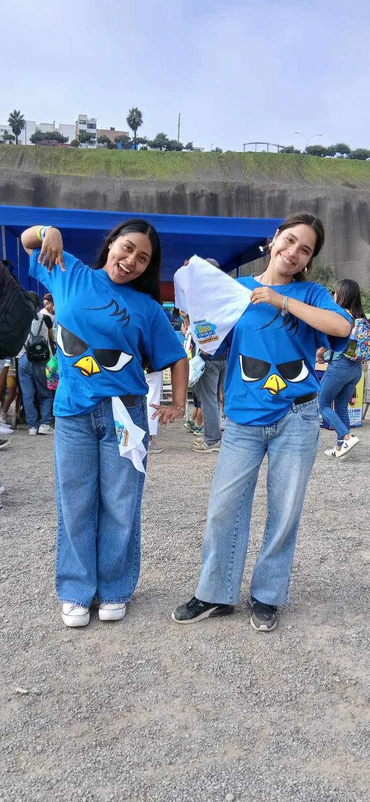 Equipo con camisetas del pájaro azul en el evento Bob Esponja y Tondero