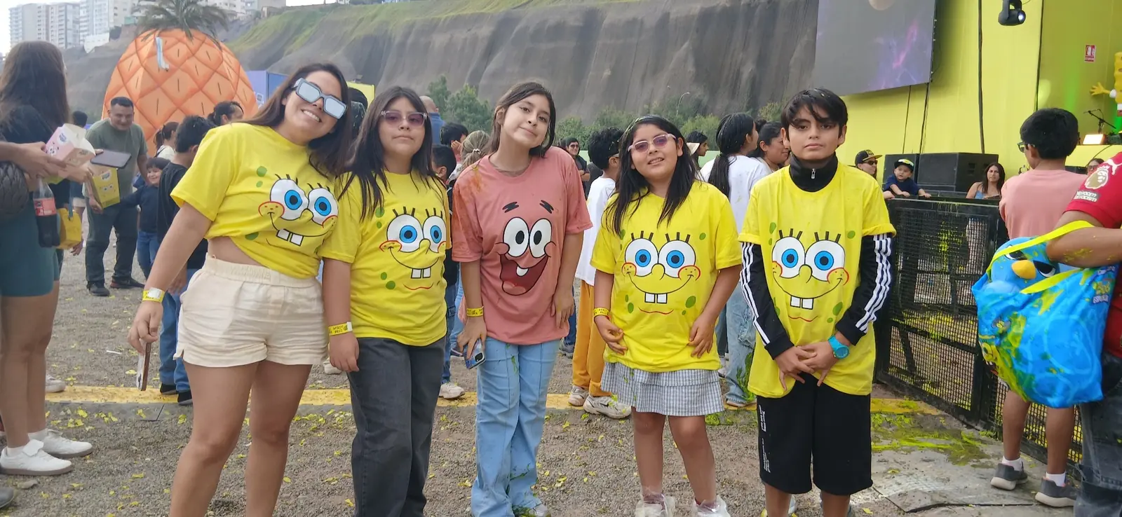 Participantes del evento con camisetas de Bob Esponja y Patricio