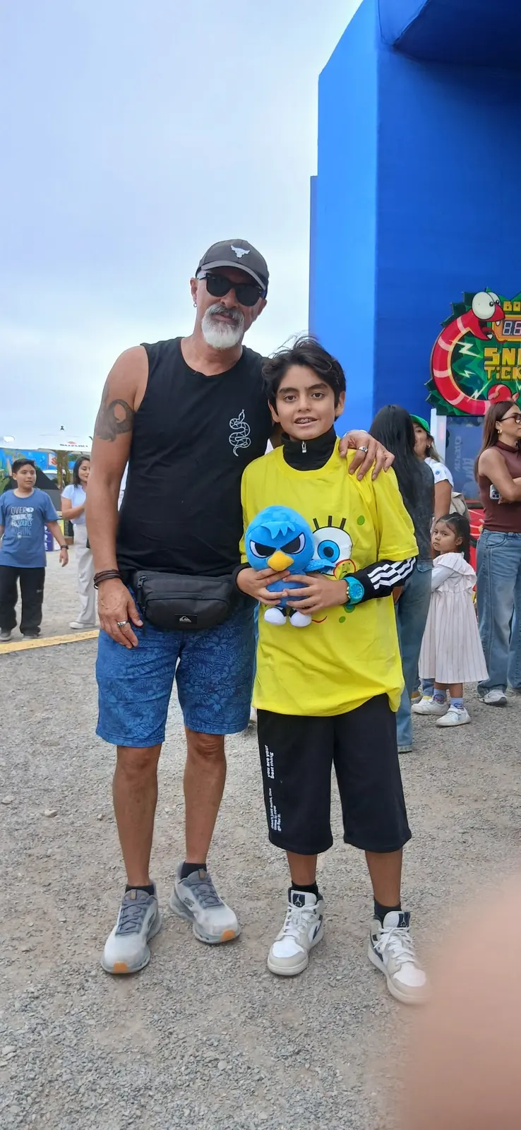 Participante del evento con camiseta amarilla de Bob Esponja