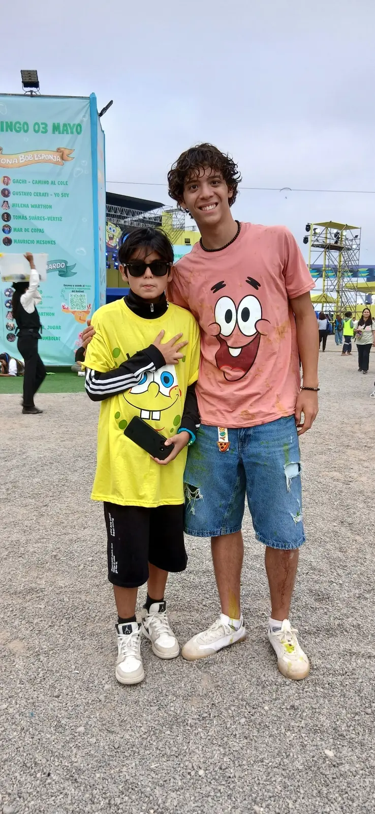 Dos participantes con camisetas de Bob Esponja y Patricio