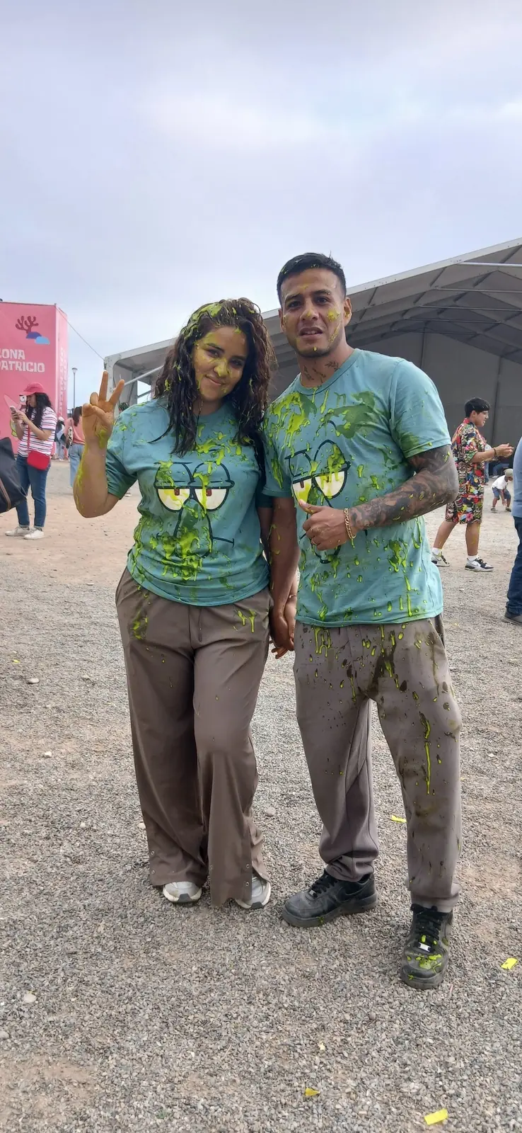 Participantes con camisetas temáticas de Calamardo durante el evento