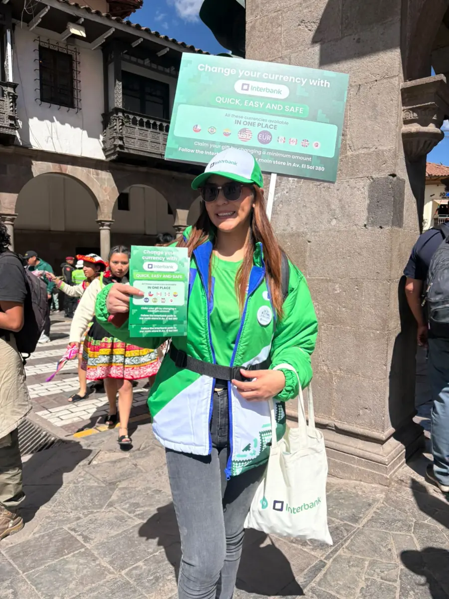 Promotora de Interbank con casaca, gorra y bolsa personalizadas en Cusco
