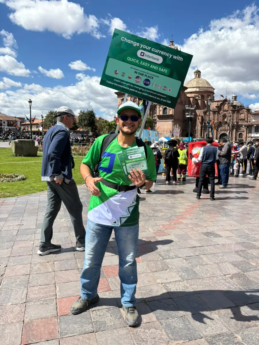 Promotor de Interbank con camiseta y gorra personalizadas en la Plaza de Armas del Cusco