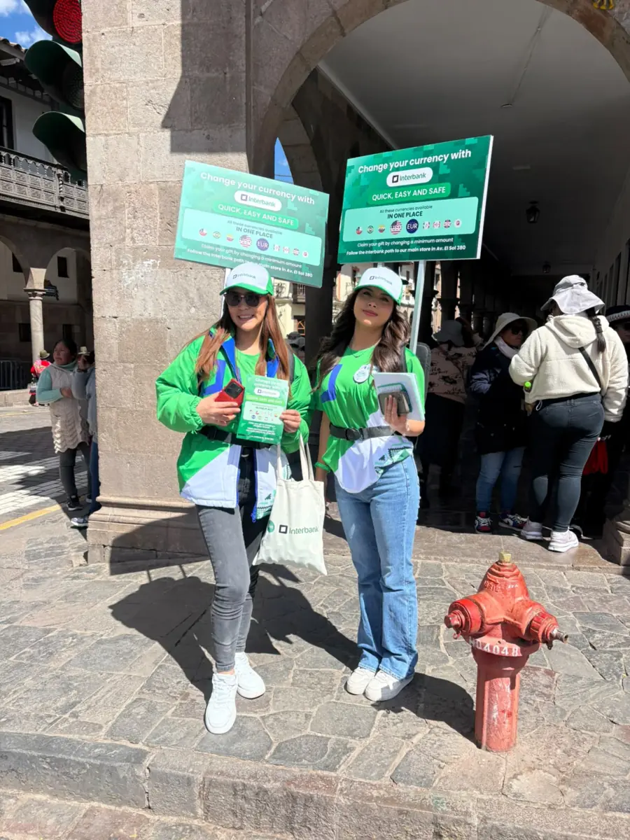 Equipo de Interbank con indumentaria personalizada durante una activación en Cusco