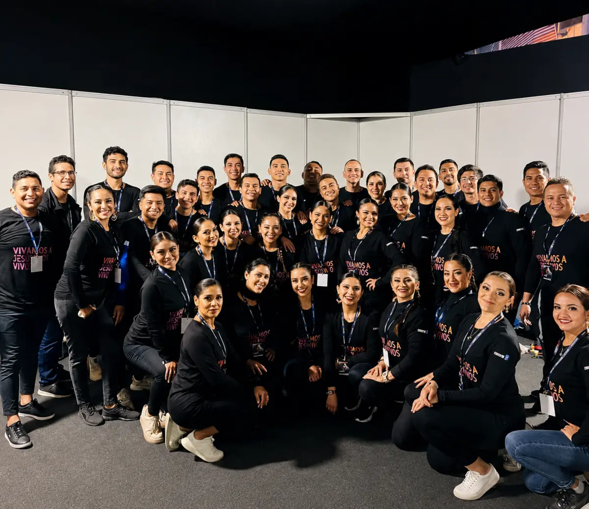 Equipo de producción con indumentaria personalizada