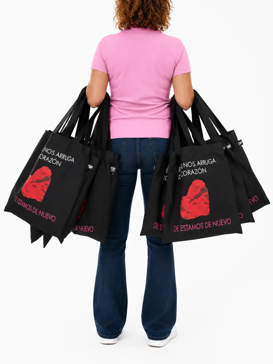 Bolsas negras personalizadas para una producción artística